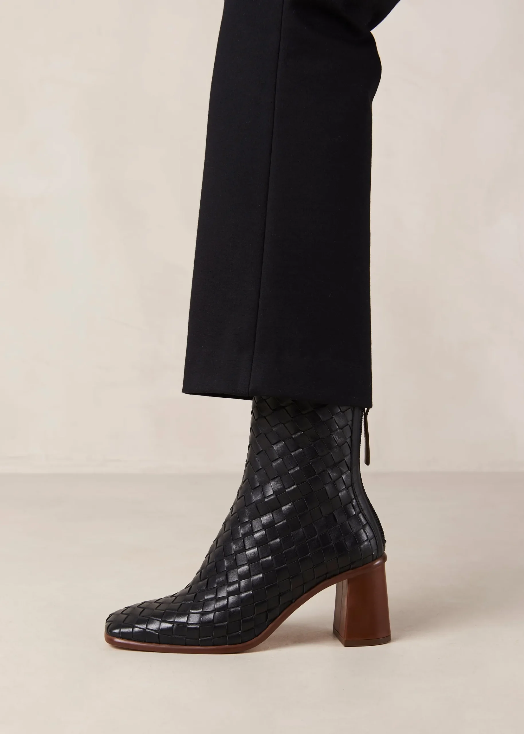West Braided Schwarze Lederstiefel
